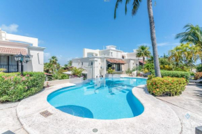 Palatial Pool View Home 1 Block to Beach and 3 Pools Onsite